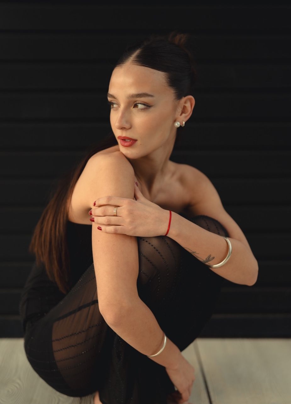 Victoria Soto - Black dress portrait